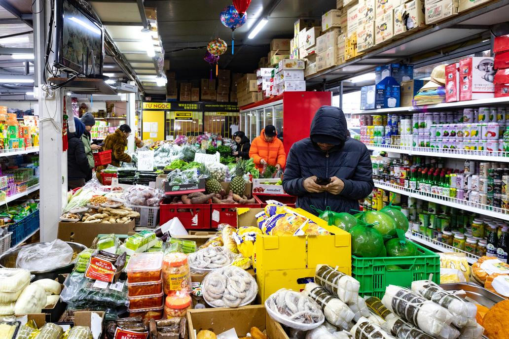 Jerry nás po cestě zasvěcuje do místních tajemství – kde mají nejlepší pho, kde koupit čerstvé mořské plody, korejské produkty nebo kvalitní rýžovary.