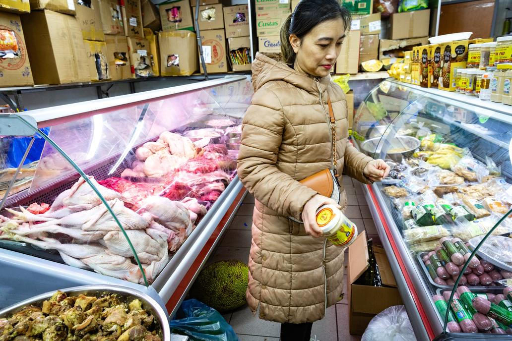Že jsou mořské plody skutečně čerstvé si všímáme v jednom z obchůdků, kde krabi v kádi ještě pohybují klepety.