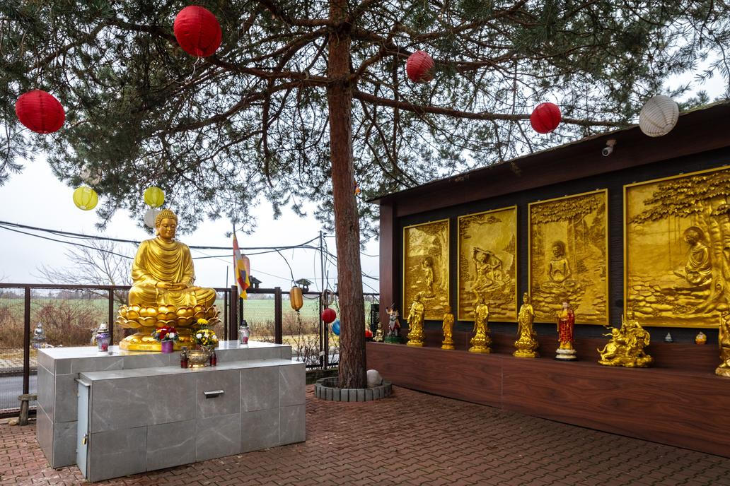 Další z dominant Sapy, o které málo kdo ví, je buddhistický chrám. Nad jeho vstupem se třepetají barevné lampiony a před ním sedí zlatá socha Buddhy.