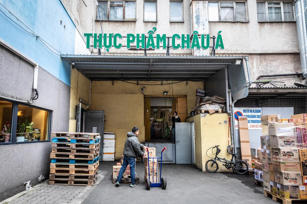 „Hodně silné kafe, které chutná jako horká čokoláda,“ popisuje Jerry - a ve skupince už nezůstává nikdo, kdo by ji nechtěl ochutnat.