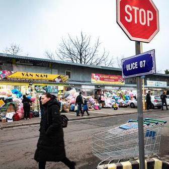 Turisté přitom mají možnost prohlédnout si rozsáhlé prostory této vietnamské tržnice včetně zdejšího buddhistického chrámu.