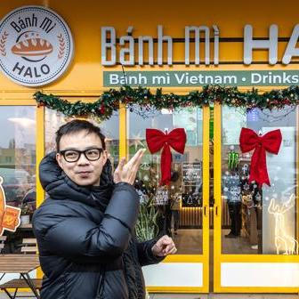 „Sapa je takový skrytý klenot v Praze, na který se sjíždějí i Vietnamci z ostatních zemí. Za jídlem, kulturou, za tím zážitkem, který Sapa nabízí,“ říká Jerry Vuong, který je náš dnešní průvodce.