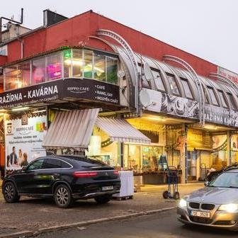 Jerry se do Česka přistěhoval jako kluk v devadesátých letech. Rodina se usadila v Praze a v Sapě si otevřela stánek s textilem.