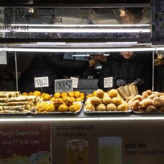 Dnešní prohlídka má trvat dvě a půl hodiny a pořádá ji společnost Vuong.