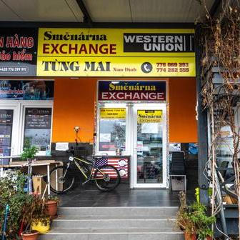 Kromě obchodů tu nalezneme i služby, které vietnamská komunita potřebuje: kanceláře českých i zahraničních firem, pobočky českých pojišťoven, cestovní kanceláře.