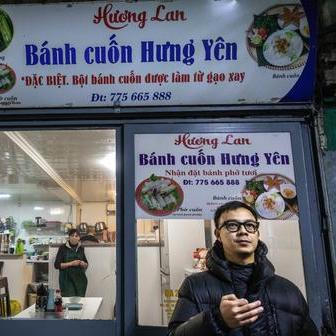 Naše tour začíná v restauraci specializující se na pho cuon, takzvané „srolované pho“.