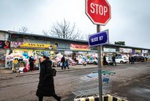 Turisté přitom mají možnost prohlédnout si rozsáhlé prostory této vietnamské tržnice včetně zdejšího buddhistického chrámu.  