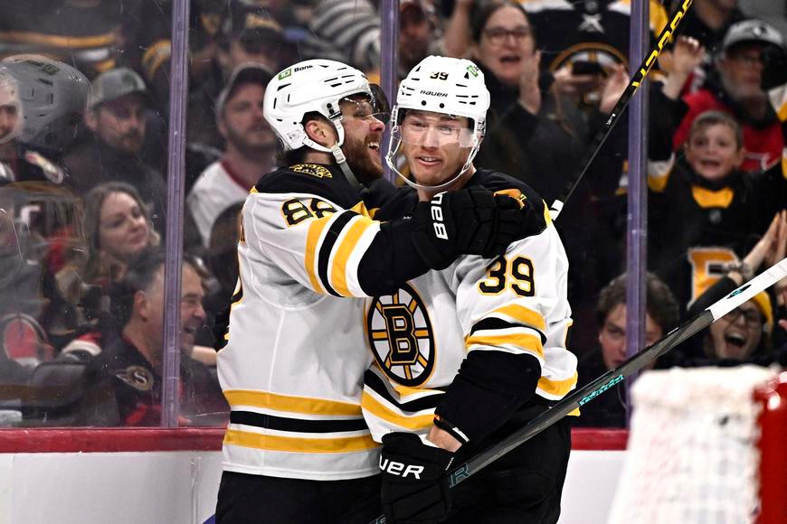 Pastrňák se baví, když sleduje spoluhráče. Poslal mu luxusní přihrávku