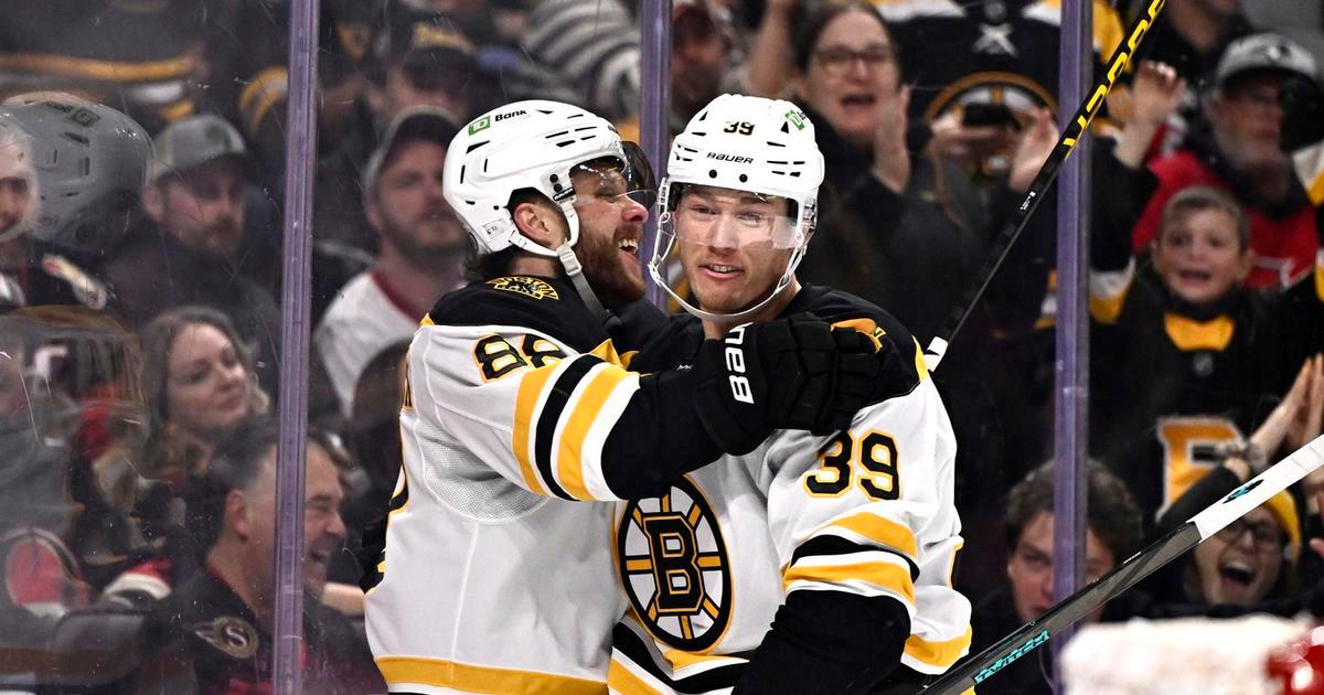 Pastrňák se baví, když sleduje spoluhráče. Poslal mu luxusní přihrávku