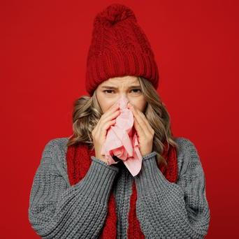 Někdy jde jen o běžné nachlazení, jindy už o chřipku, která dokáže na několik dní vyřadit z provozu i jinak zdravého člověka.