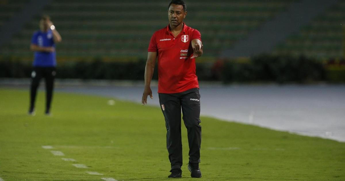 Ostře sledovaná osoba? Kdepak, tady trenéra fotbalové reprezentace nikdo nepozná