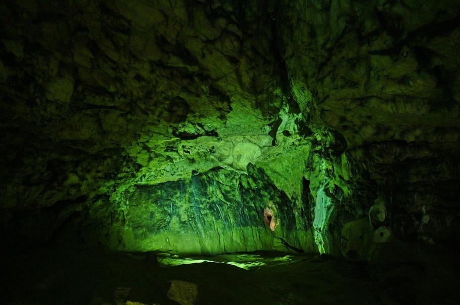 Osvětlený interiér jeskyně Býčí skála u Adamova v Moravském krasu, druhého nejdelšího jeskynního systému ČR, snímek z roku 2019