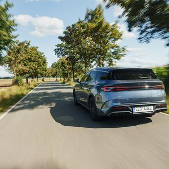 Nabízí se se dvěma velikostmi baterie a dvěma různými výkony pohonného ústrojí.