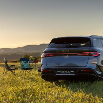 Součástí standardní výbavy nejen kombi Seal 6, ale všech plug-in hybridů značky BYD je funkce V2L. Ta z auta udělá pojízdnou powerbanku a umožní napájení elektrických spotřebičů prostřednictvím speciálního konektoru.