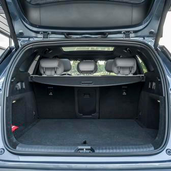 Výhodou 4,84 metru dlouhého auta je kromě rozvoru náprav nataženém na 2,79 metru i 500litrový zavazadlový prostor.