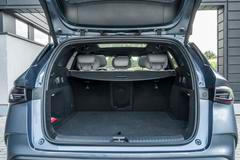 Výhodou 4,84 metru dlouhého auta je kromě rozvoru náprav nataženém na 2,79 metru i 500litrový zavazadlový prostor.