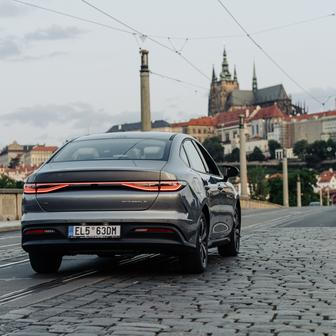Elektrický dojezd je 100 km a celkový pak 1050 km.