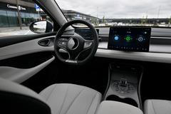 Dominantou interiéru je 12,8palcový otočný dotykový displej. Stejný má i kombi Seal 6.