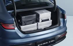 Při délce 4,78 metru a s rozvorem náprav 2718 mm má Seal 5 kufr o objemu 508 litrů.