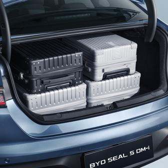 Při délce 4,78 metru a s rozvorem náprav 2718 mm má Seal 5 kufr o objemu 508 litrů.