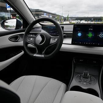 Dominantou interiéru je 12,8palcový otočný dotykový displej. Stejný má i kombi Seal 6.