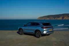 Jako jediný plug-in hybrid BYD se nabízí i s pohonem všech kol, který je řešený dodatečným elektromotorem na zadní nápravě. Dojezd na elektřinu je podle verze až 125 km a celkový dojezd se může vyšplhat až na 1125 km.