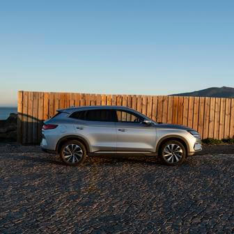 To je dokonce průběžně nejprodávanějším plug-in hybridem v Evropě. V Česku se prodává od 966 tisíc korun.