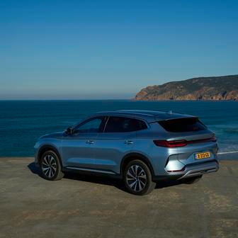 Jako jediný plug-in hybrid BYD se nabízí i s pohonem všech kol, který je řešený dodatečným elektromotorem na zadní nápravě. Dojezd na elektřinu je podle verze až 125 km a celkový dojezd se může vyšplhat až na 1125 km.