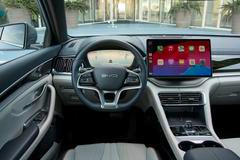 Také Seal U má otočný centrální dotykový displej, ovšem s úhlopříčkou 15,6 palce.