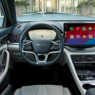 Také Seal U má otočný centrální dotykový displej, ovšem s úhlopříčkou 15,6 palce.