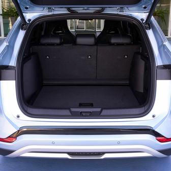 Při délce 4775 mm má SUV rozvor náprav natažený na 2765 mm a kufr o objemu až 450 litrů.