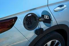 SUV Seal U, podobně jako třeba kombi Seal 6 Touring, nabízí nabíjení baterie stejnosměrným proudem. Mezi plug-in hybridy nejde o úplně běžný prvek.