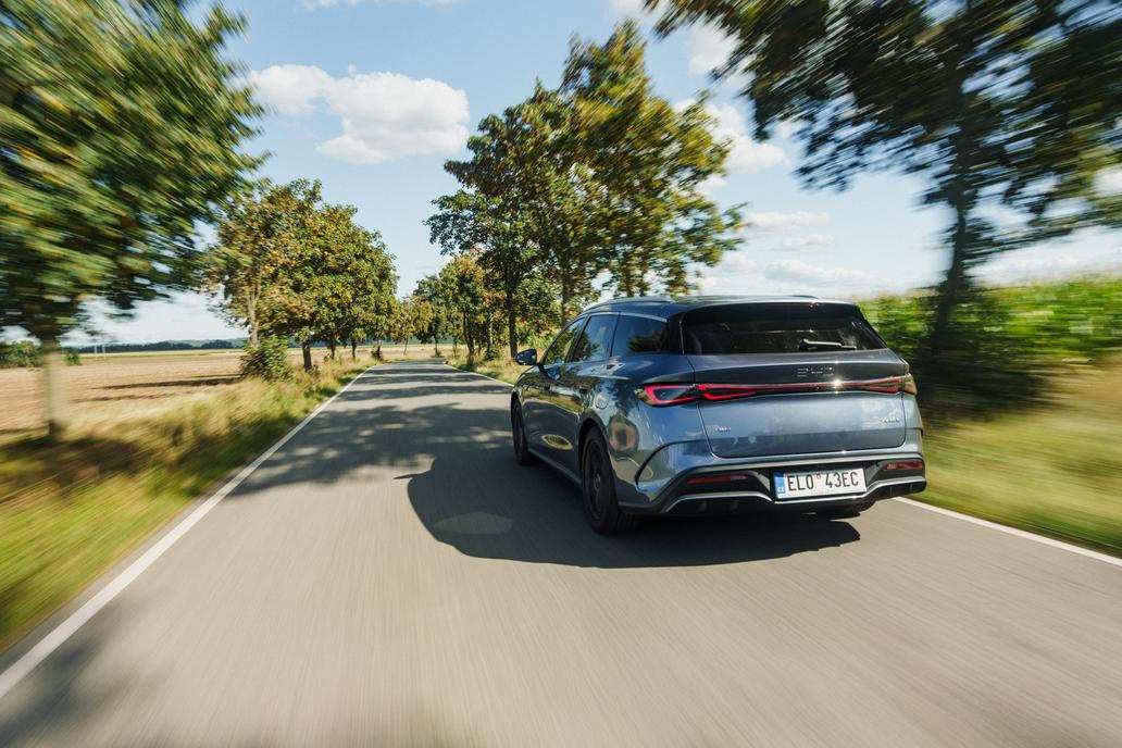 Nabízí se se dvěma velikostmi baterie a dvěma různými výkony pohonného ústrojí.