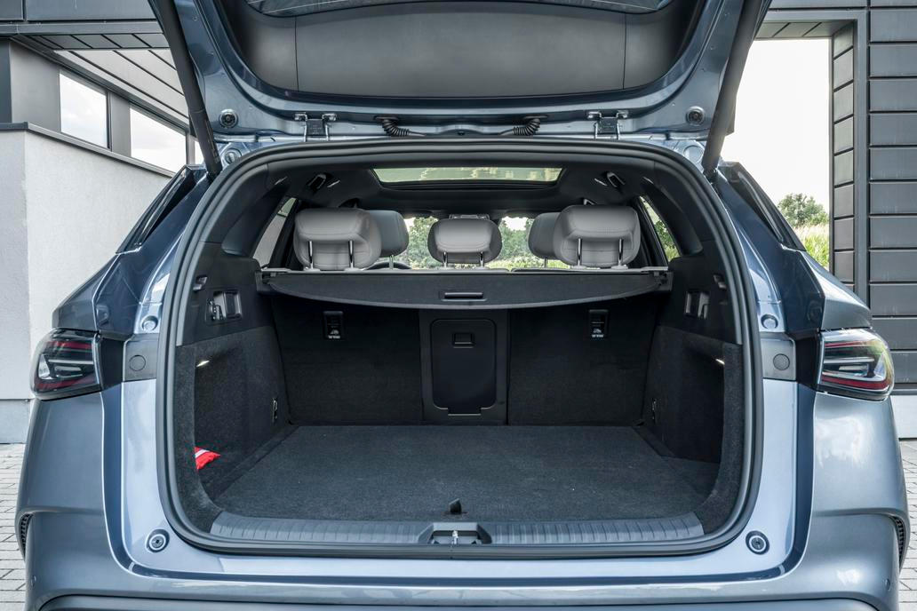 Výhodou 4,84 metru dlouhého auta je kromě rozvoru náprav nataženém na 2,79 metru i 500litrový zavazadlový prostor.