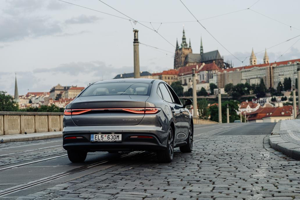 Elektrický dojezd je 100 km a celkový pak 1050 km.