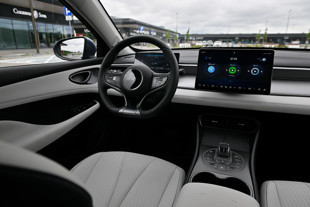 Dominantou interiéru je 12,8palcový otočný dotykový displej. Stejný má i kombi Seal 6.