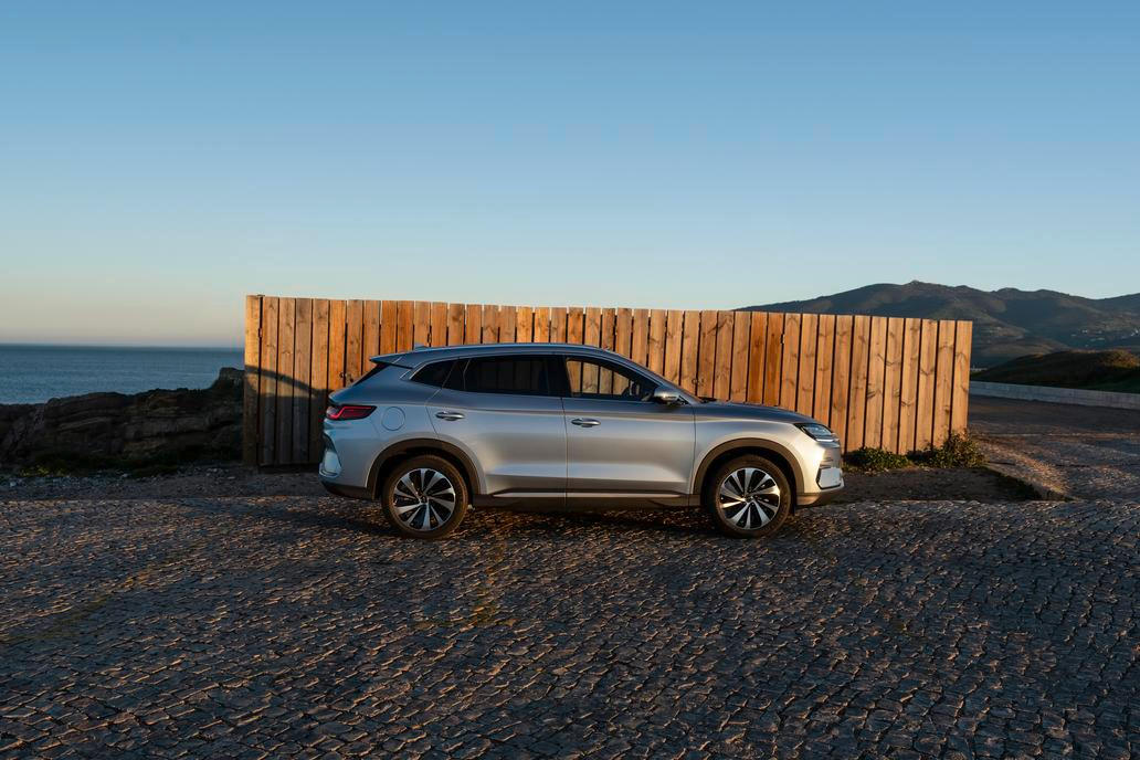 To je dokonce průběžně nejprodávanějším plug-in hybridem v Evropě. V Česku se prodává od 966 tisíc korun.