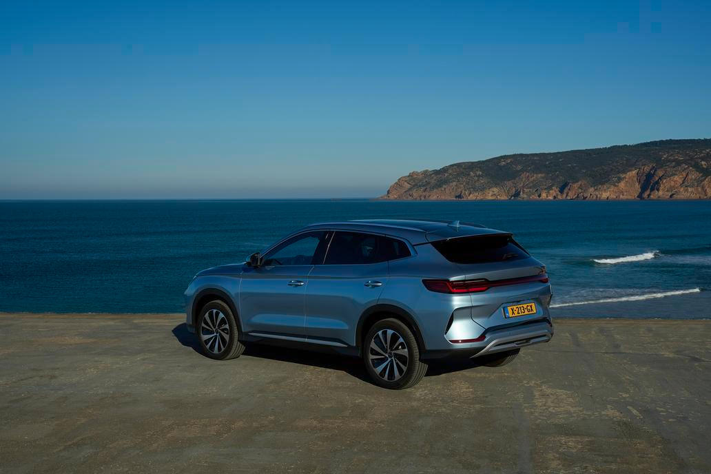 Jako jediný plug-in hybrid BYD se nabízí i s pohonem všech kol, který je řešený dodatečným elektromotorem na zadní nápravě. Dojezd na elektřinu je podle verze až 125 km a celkový dojezd se může vyšplhat až na 1125 km.