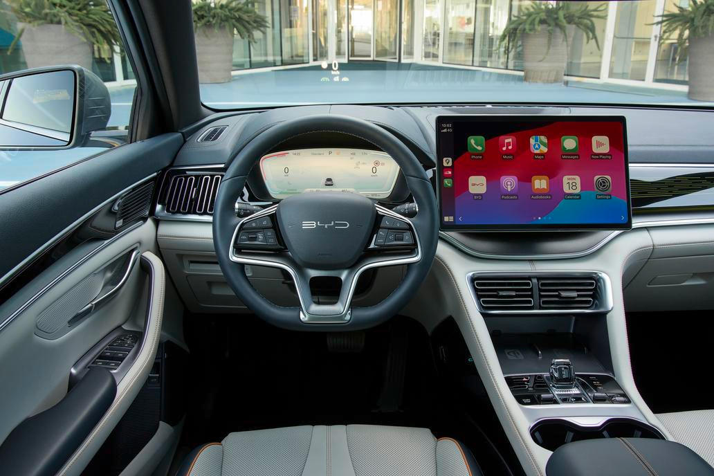 Také Seal U má otočný centrální dotykový displej, ovšem s úhlopříčkou 15,6 palce.