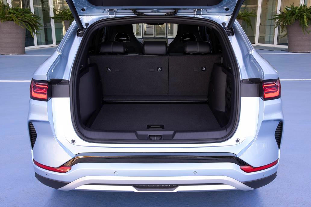 Při délce 4775 mm má SUV rozvor náprav natažený na 2765 mm a kufr o objemu až 450 litrů.