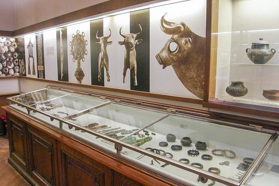 Expozice halštatských nálezů z Býčí skály v Přírodovědeckém muzeu ve Vídni, kam Dr. Jindřich Wankel sbírky prodal v roce 1883.