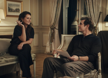 Claes Bang jako architekt Spreckelsen a Sidse Babett Knudsenová jako jeho manželka.  
