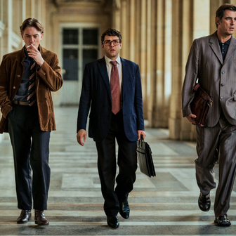 Swann Arlaud, Xavier Dolan v roli nervózního prostředníka mezi architektem Spreckelsenem a vládou a Claes Bang jako Johan Otto von Spreckelsen, který navrhl Velký oblouk.