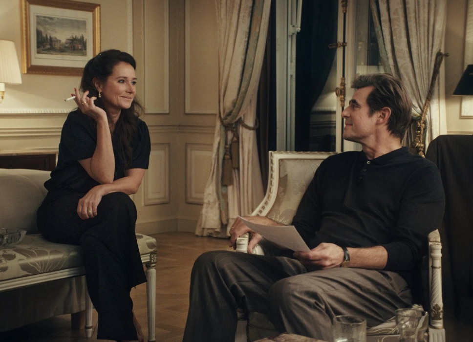 Claes Bang jako architekt Spreckelsen a Sidse Babett Knudsenová jako jeho manželka.  