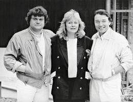 Karel Svoboda s první manželkou Hanou a svým dlouholetým přítelem a pracovním kolegou Karlem Gottem. Cca začátek 90. let.