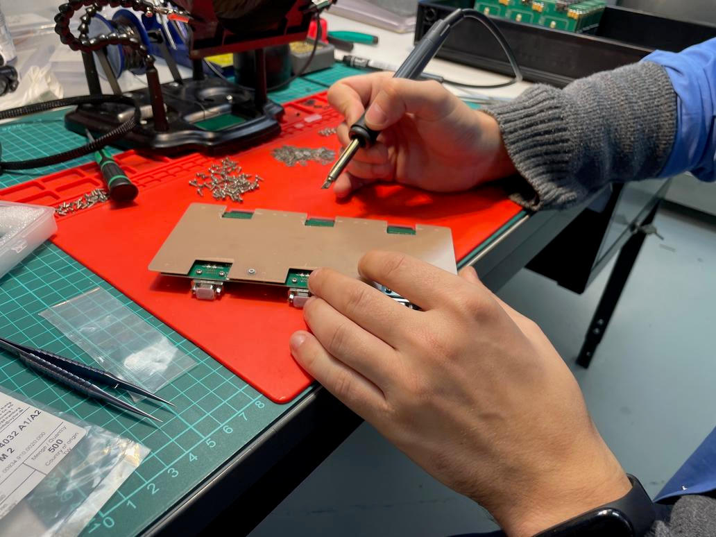 V jedné dílně právě letují tištěné spoje.