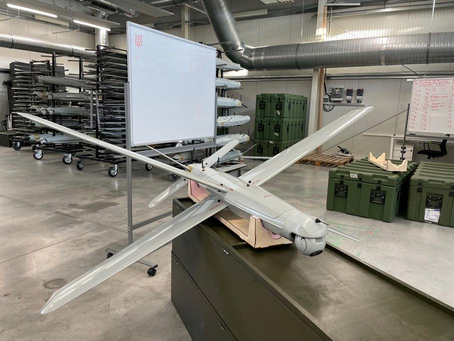 Zatím poslední vývojový stupeň z Kolína. Ozbrojený sebevražedný dron Mace.