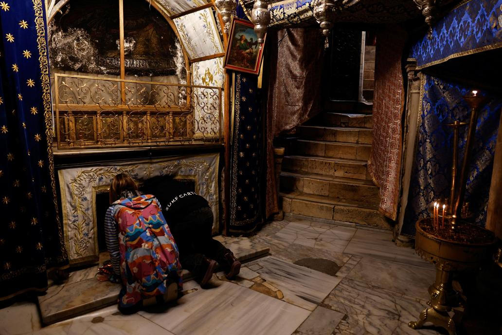 Věřící se modlí v chrámu Narození Páně v Betlémě. 8. prosinec 2025. 