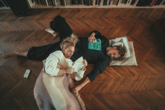 Zpěvačka a herečka Barbora Poláková tvoří s hudebníkem Štěpánem Urbanem tvůrčí duo a stali se partnery i v soukromém životě. V listopadu 2025 společně vydali album Sršeň.