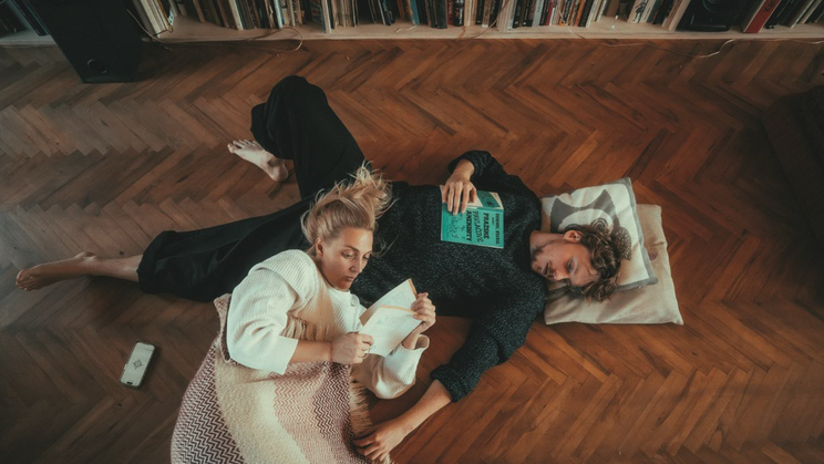 Zpěvačka a herečka Barbora Poláková tvoří s hudebníkem Štěpánem Urbanem tvůrčí duo a stali se partnery i v soukromém životě. V listopadu 2025 společně vydali album Sršeň.